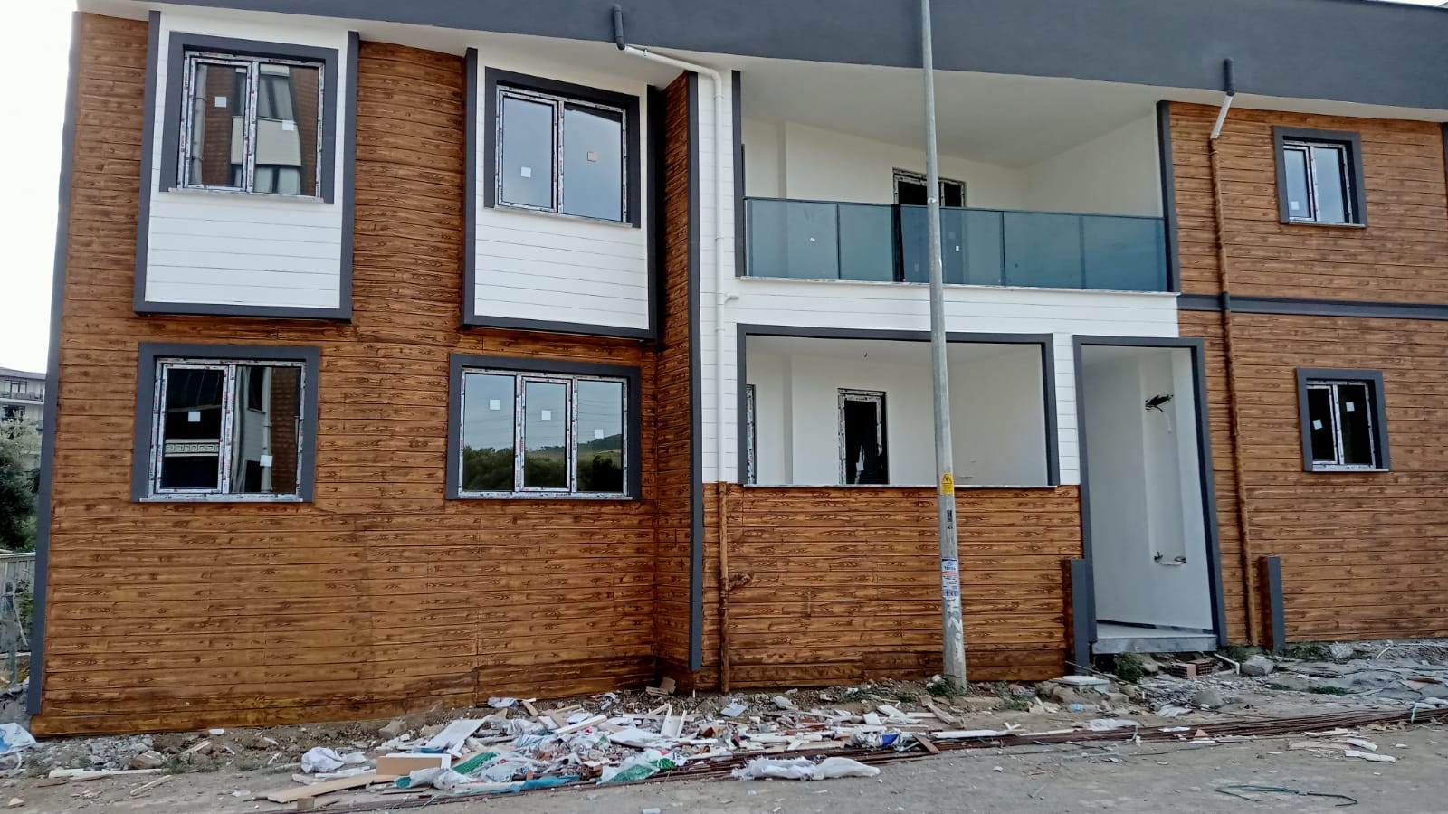 Balıkesir Altınoluk cam balkon sistemleri imalat işleri, sineklik sistemleri imalatı, PVC doğrama işi yapanlar, anahtar teslim dekorasyon hizmeti, PVC kapı pencere imalat hizmetleri verilmektedir.
Cam balkon sistemleri imalat işleri, sineklik sistemleri imalatı, PVC doğrama işleri, anahtar teslim dekorasyon hizmeti ve PVC kapı pencere imalat hizmetleri gibi geniş bir yelpazede hizmet sunuyoruz. Müşterilerimizin ihtiyaçlarına uygun cam balkon sistemleri tasarlayıp imal ediyoruz. Ayrıca, sineklik sistemleri ile böceklerin girmesini engelleyerek rahat bir yaşam alanı sağlıyoruz. PVC doğrama işlerinde kaliteli malzeme ve uzman işçilikle hizmet veriyoruz. Anahtar teslim dekorasyon hizmetimizde müşterilerimizin isteklerini dinleyerek, mekanları istedikleri gibi dekore ediyoruz. PVC kapı pencere imalat hizmetlerimizle de müşterilerimize dayanıklı, estetik ve enerji verimli çözümler sunuyoruz. Müşteri memnuniyetini ön planda tutarak, kaliteli ve güvenilir hizmet sunmayı amaçlıyoruz.