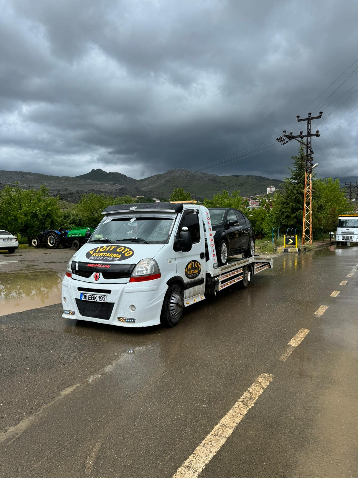 Diyarbakır Çermik 7/24 yol yardım işleri, şehir içi oto kurtarma hizmeti, 7/24 oto kurtarma hizmeti, şehirlerarası yol yardım hizmeti, 7/24 oto çekici hizmeti, oto kurtarma işi yapanlar, yol yardım hizmetleri verilmektedir.
Aracınızla yolda kaldığınızda güvenilir bir yardım ekibi mi arıyorsunuz? İşte size özel hizmetlerimiz! 7/24 yol yardımı, şehir içi oto kurtarma hizmeti, şehirlerarası yol yardımı, 7/24 oto kurtarma hizmeti, 7/24 oto çekici hizmeti gibi geniş bir yelpazede uzmanlaşmış bir ekibiz. Aracınızla ilgili herhangi bir sorunda size en kısa sürede yardımcı olmak için buradayız. Uzman ekiplerimiz ve donanımlı araçlarımızla, aracınızı güvenli bir şekilde çekici hizmeti sunuyor ve ihtiyacınıza uygun çözümler sunuyoruz. Yolda herhangi bir sorunla karşılaştığınızda, bize sadece bir telefon uzaktasınız! Aracınızı güvenle teslim edin ve yolculuğunuza kaldığınız yerden devam edin. Yol yardımı hizmetlerimizle sizin için buradayız.