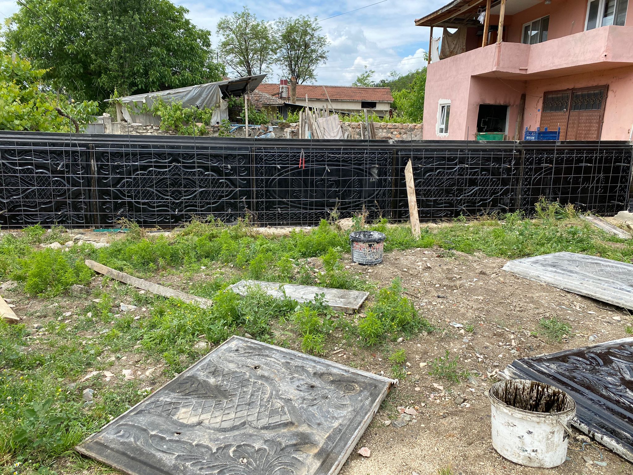 Amasya Merkez bahçe duvarı yapım işleri, çevre düzenleme hizmeti, çevre duvarı örme hizmeti, bungalov ev imalat hizmeti, çatı sistemleri kurulumu, peyzaj uygulama, dekoratif duvar yapım hizmetleri verilmektedir. 
Hayalinizdeki bahçeyi yaratmak için doğru yerdesiniz! Bahçe duvarı yapım işleri, çevre düzenleme hizmeti ve çevre duvarı örme gibi geniş bir yelpazede uzmanlaşmış bir ekibiz. Profesyonel peyzaj tasarımcılarımız ve usta marangozlarımız, hayalinizdeki yaşam alanını oluşturmak için burada. Bungalov ev imalat hizmeti ve çatı sistemleri kurulumu ile bahçenize şık ve fonksiyonel bir alan ekliyoruz. Peyzaj uygulama ve dekoratif duvar yapım hizmetleri ile bahçenizin estetik görünümünü ve kullanımını artırıyoruz. Size özel çözümlerimizle, bahçenizin her köşesini hayal ettiğiniz gibi düzenliyoruz. Uzman ekibimiz, doğal malzemeler ve modern tasarımlar kullanarak size en kaliteli hizmeti sunmak için burada. Hayallerinizi gerçeğe dönüştürmek ve bahçenizin güzelliğini artırmak için bize ulaşın.
