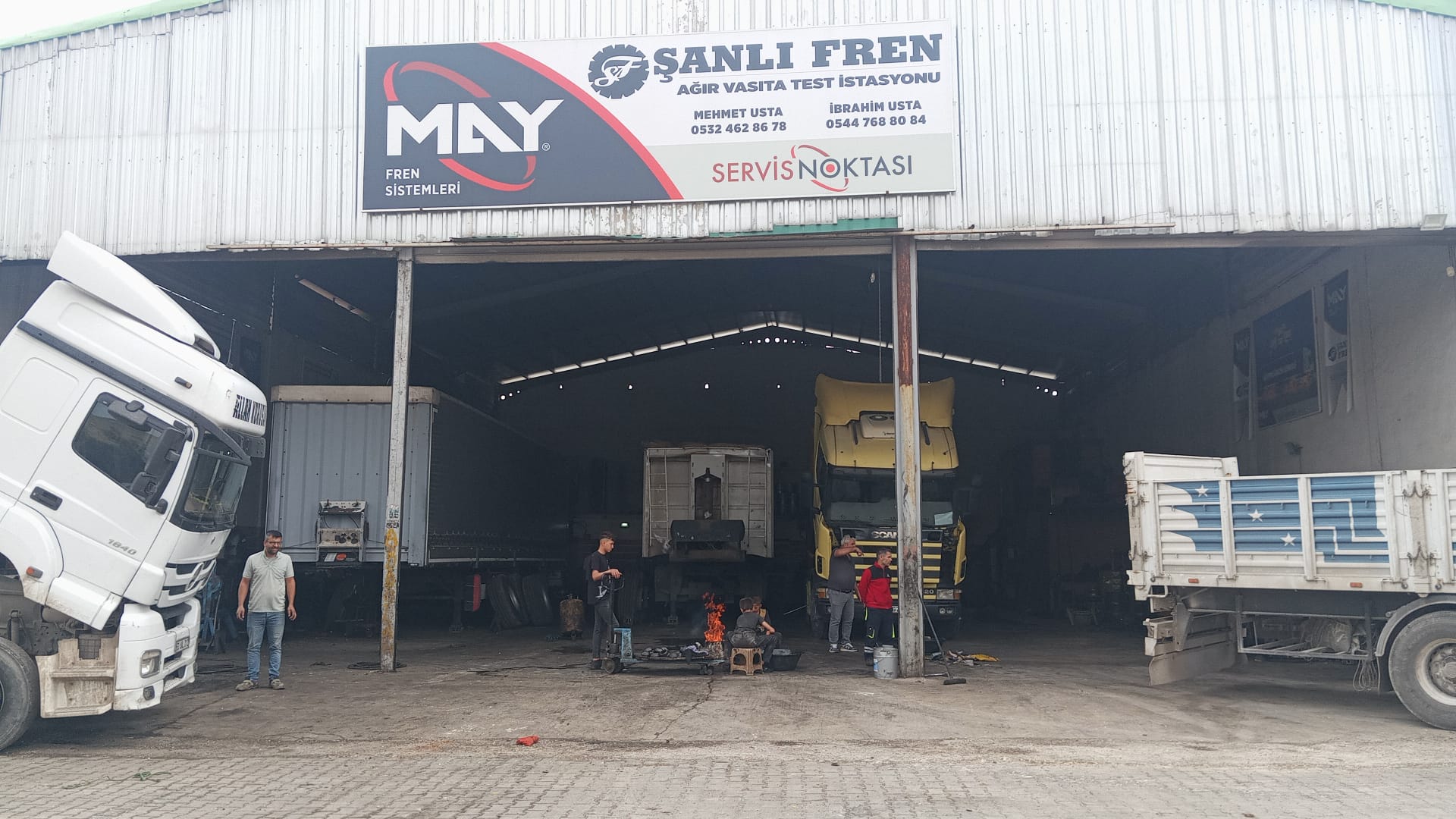 Şanlıurfa ağır vasıta fren onarım işleri, ağır vasıta fren teknik servisi, ağır vasıta fren bakım onarımı, ağır vasıta fren sistemleri bakım servisi, ağır vasıta fren sistemleri parça değişim hizmetleri verilmektedir.
Güvenliği Ön Planda Tutarak Ağır Vasıta Fren Sistemlerinizi En İyi Şekilde Bakım ve Onarıyoruz!
Ağır vasıta fren onarım işleri, ağır vasıta fren teknik servisi, ağır vasıta fren bakım onarımı, ağır vasıta fren sistemleri bakım servisi ve ağır vasıta fren sistemleri parça değişim hizmetleri gibi geniş bir yelpazede size hizmet sunuyoruz! Uzman ekibimiz, ağır vasıta araçlarınızın fren sistemlerini titizlikle inceleyerek, güvenliği ve performansı artırmak için burada. Ağır vasıta fren onarım işlerimizde, fren sistemlerinizdeki her türlü sorunu tespit edip çözüyor, ağır vasıta fren teknik servisimizle ise, uzman teknisyenlerimiz aracılığıyla detaylı bir bakım yapıyoruz. Ağır vasıta fren bakım onarımı hizmetimizle, fren sistemlerinizin düzenli olarak kontrol edilmesini ve gerekli bakımların yapılmasını sağlıyor, ağır vasıta fren sistemleri bakım servisiyle de, geniş bir yelpazede fren sistemlerinizin bakımını gerçekleştiriyoruz. Ağır vasıta fren sistemleri parça değişim hizmetlerimizle ise, ihtiyaç duyduğunuz parçaları en kaliteli şekilde temin ederek, araçlarınızın güvenliğini sağlıyoruz. Müşteri memnuniyetini her zaman ön planda tutarak, kaliteli işçilik ve profesyonel hizmet sunuyoruz. Güvenliği ön planda tutan bir yaklaşımla ağır vasıta araçlarınızın fren sistemlerini bakım ve onarım için bize ulaşın, uzmanlığımızdan faydalanın.