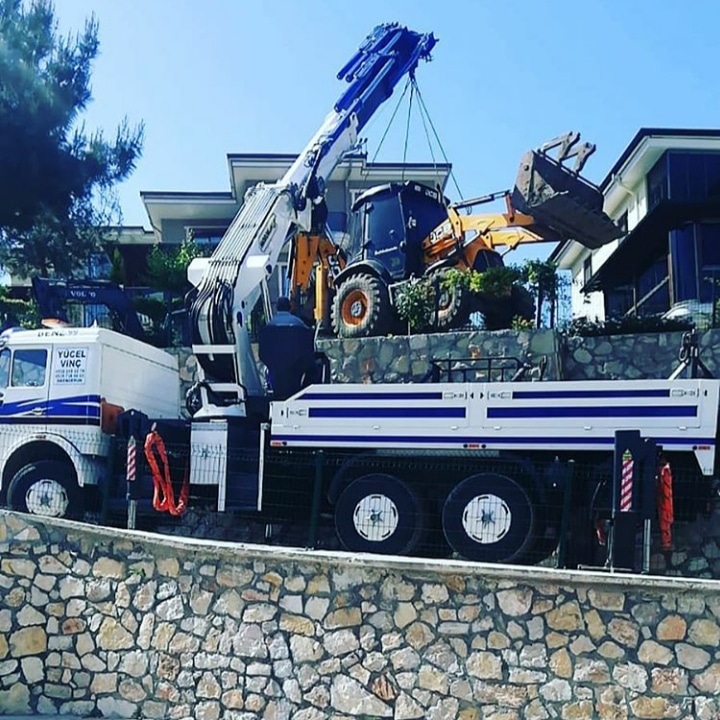 İskenderun mobil vinç kiralama işleri, vinç kiralama işi yapanlar, sepetli vinç kiralama hizmeti, hiyap vinç kiralama, platform vinç kiralama, saatlik vinç kiralama, aylık vinç kiralama, günlük vinç kiralama, 7/24 vinç kiralama hizmetleri verilmektedir. Mobil vinç kiralama işleri kapsamında, sepetli vinç kiralama hizmeti, hiyap vinç kiralama, platform vinç kiralama gibi çeşitli vinç kiralama seçenekleri sunmaktayız. Firmamız, geniş bir vinç filosuna sahiptir ve müşterilerin çeşitli ihtiyaçlarını karşılayabilecek çeşitli tonaj ve kapasitede vinçleri temin edebilir. Her türlü inşaat, montaj, taşımacılık veya endüstriyel işler için uygun vinçleri sağlıyoruz. Sepetli vinç kiralama hizmeti ile yüksek irtifalarda çalışma imkanı sunarken, hiyap vinç kiralama ile dar alanlarda ve zorlu koşullarda kullanılabilir vinç çözümleri sağlıyoruz. Platform vinç kiralama ise farklı yüksekliklerde çalışma imkanı sunar ve genellikle inşaat, bakım ve onarım gibi çalışmalarda tercih edilir. Saatlik, günlük, aylık veya 7/24 vinç kiralama seçenekleri ile müşterilerimize esneklik sunuyoruz. İhtiyaçlarınıza uygun zaman dilimlerinde vinç kiralama imkanı sağlayarak projelerinizin sürekliliğini ve verimliliğini artırıyoruz. Uzman ve deneyimli operatörlerimiz, vinçlerin güvenli bir şekilde kullanılmasını sağlar ve projelerinizin sorunsuz bir şekilde ilerlemesini garanti eder. Müşteri memnuniyetini her zaman ön planda tutarak, kaliteli ve güvenilir vinç kiralama hizmetleri sunmaya devam ediyoruz.