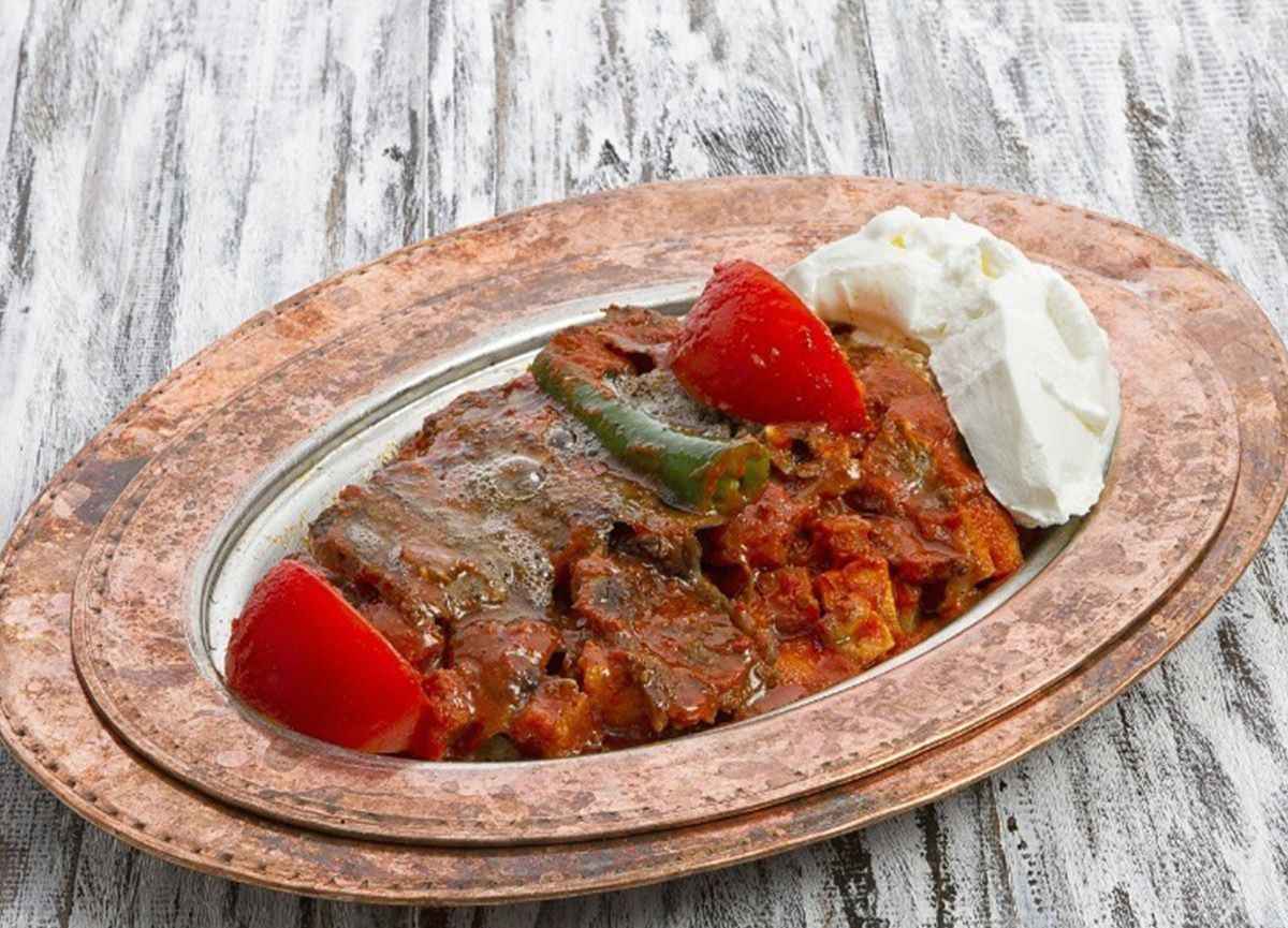 Samandağ et döner sipariş işleri, tavuk tantuni siparişi, döner nerede yenir, İskender satış hizmeti, İskender kebap siparişi, yoğurtlu tantuni satış hizmetleri verilmektedir. 
Uzman şeflerimiz, en taze ve kaliteli malzemeleri kullanarak, geleneksel lezzetleri sizin için hazırlıyor. Et döner sipariş işlerimizle, herkesin favorisi olan et döneri en lezzetli şekilde sunuyor, tavuk tantuni siparişiyle ise, lezzetli ve doyurucu bir atıştırmalık sunuyoruz. Döner nerede yenir sorusuna cevap vermek için, sizlere kaliteli ve hijyenik ortamlarda hizmet sunuyoruz. İskender satış hizmetimiz ve İskender kebap siparişiyle, Ege'nin en meşhur lezzetlerini sofranıza getiriyor, yoğurtlu tantuni satış hizmetlerimizle de, eşsiz lezzetiyle tadınızı şenlendiriyoruz. Müşteri memnuniyetini her zaman ön planda tutarak, kaliteli ürünler ve hızlı servis sunuyoruz. Siz de lezzet dolu bir yolculuğa çıkmak isterseniz, hemen bize ulaşın ve damak zevkinize hitap eden lezzetleri keşfedin
