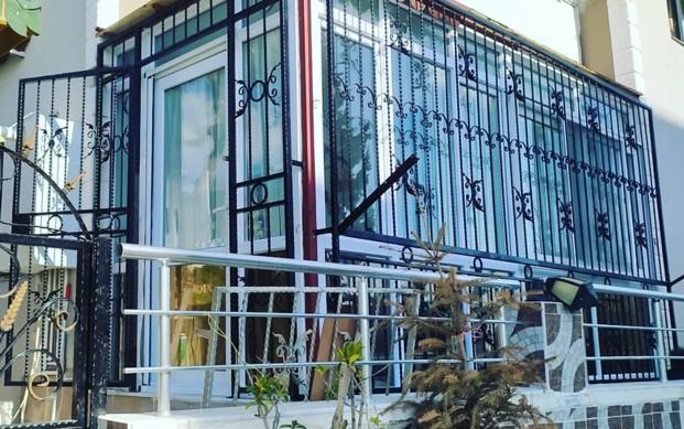 İzmir Buca PVC kapı pencere imalat işleri, demir doğrama işi yapanlar, alüminyum doğrama hizmeti, cam balkon sistemleri imalatı, cam balkon montaj hizmeti, demir kapı imalatı, alüminyum korkuluk imalat hizmetleri verilmektedir.
PVC kapı pencere imalat işlerinden, demir doğrama işlerine kadar geniş bir yelpazede hizmet sunuyoruz. Firmamız, eviniz veya iş yeriniz için kaliteli ve dayanıklı doğrama çözümleri sunmaktadır. Profesyonel ekibimiz, PVC kapı ve pencere imalatında en son teknolojiyi kullanarak size özel çözümler sunarken, demir doğrama işlerinde güvenli ve estetik ürünler tasarlamaktadır. Alüminyum doğrama hizmetimizle modern ve dayanıklı çözümler sunarken, cam balkon sistemleri imalatı ve montaj hizmetlerimizle yaşam alanlarınızı genişletmekteyiz. Emir kapı imalatı ve alüminyum korkuluk imalat hizmetlerimizle, evinizin veya iş yerinizin güvenliğini ve estetiğini sağlamaktayız. Firmamız olarak, müşterilerimizin ihtiyaçlarına uygun özelleştirilmiş çözümler sunarak, kaliteli ve güvenilir hizmetlerimizle tanınıyoruz. Size en uygun çözümler için bize ulaşmaktan çekinmeyin.