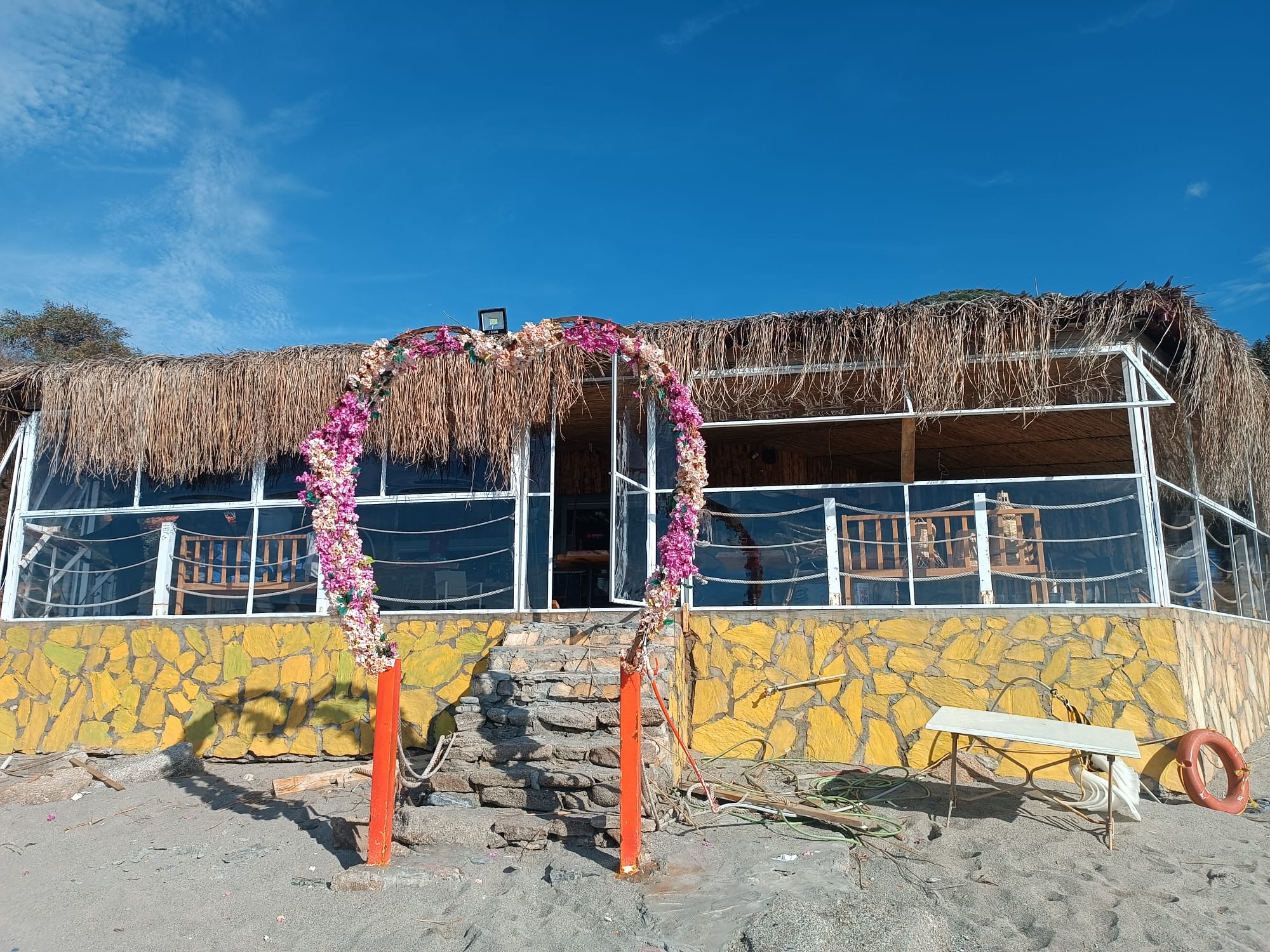 Alanya branda tente imalat işleri, tente imalat hizmeti, pergola sistemleri imalatı, giyotin cam sistemleri imalatı, otel schil ürünleri imalatı, şezlong minderi imalatı, branda tente satışı, tente kurulum hizmetleri verilmektedir.
Müşterilerimize gölge ve koruma sağlayan yüksek kaliteli ürünler sunan firmamız, branda tente imalatı ve hizmetinde uzmanlaşmıştır. Estetik ve dayanıklı pergola sistemleri imalatıyla açık alanlarınıza özel bir dokunuş katıyoruz. Ayrıca otel schil ürünleri ve şezlong minderi imalatıyla konforunuzu ve stilinizi artırıyoruz. Geniş ürün yelpazemizde bulunan branda tente satışıyla ihtiyaçlarınıza uygun çözümler sunuyoruz. Profesyonel ekibimiz, branda tentelerinizi kurarken ve montajını yaparken titizlikle çalışır. Müşterilerimizin ihtiyaçlarını karşılamak ve beklentilerini aşmak için buradayız.