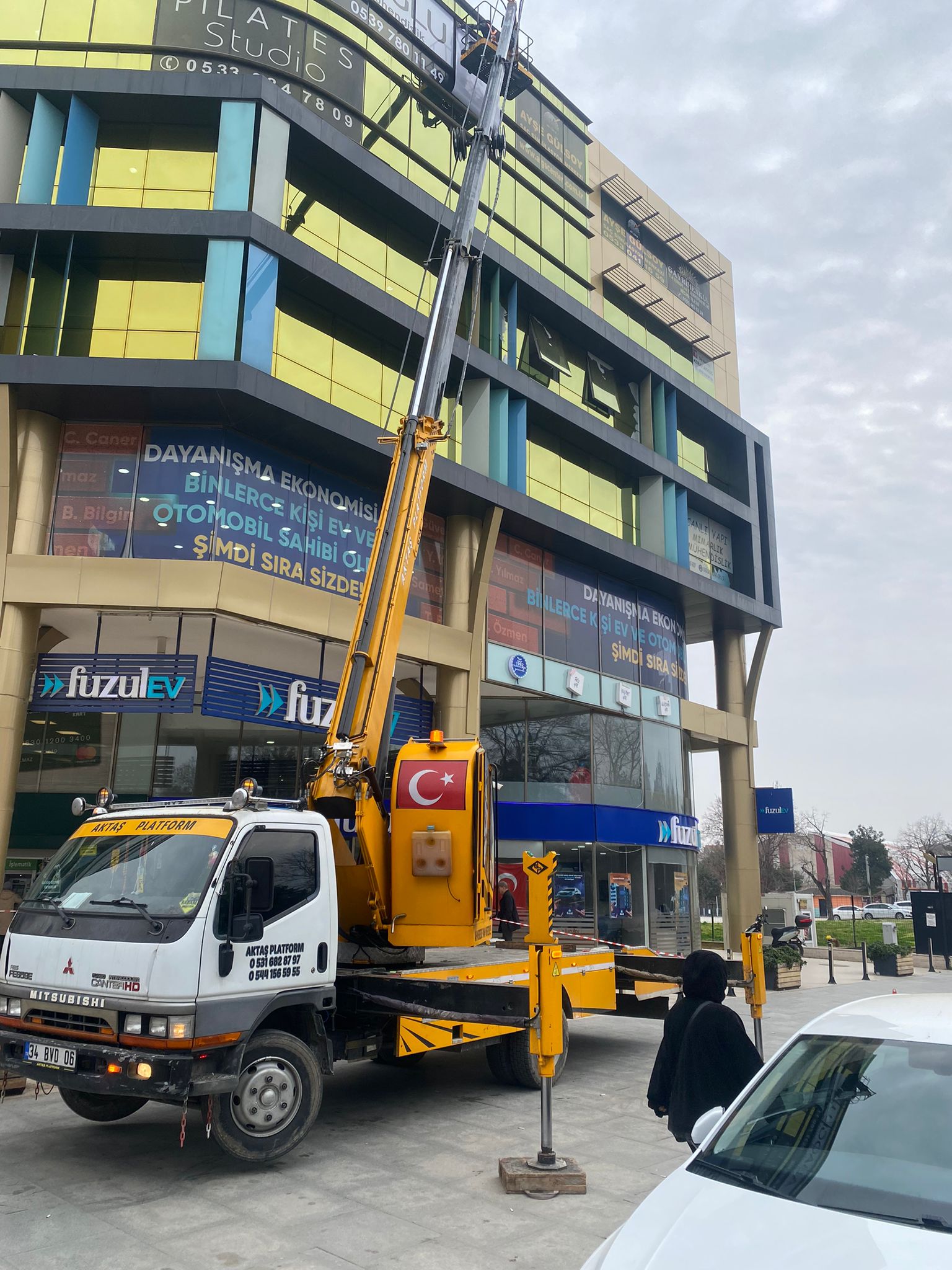 Tekirdağ Çorlu platform vinç kiralama işleri, manlift vinç kiralama hizmeti, forklift kiralama hizmet,, vinç kiralama işi yapanlar, sepetli vinç kiralama hizmetleri verilmektedir.
Firmamız, platform vinç kiralama işleri, manlift vinç kiralama hizmeti, forklift kiralama hizmeti, vinç kiralama işleri ve sepetli vinç kiralama hizmetleri gibi geniş bir yelpazede kiralama hizmeti sunarak müşterilerine çeşitli endüstriyel ihtiyaçları karşılamak için eksiksiz bir çözüm sağlar. Her bir ekipman kiralama işinde, profesyonel ve deneyimli operatörlerimiz ve son teknolojiye sahip ekipmanlarımızla güvenli ve verimli çalışma koşulları sağlamak için gereken tüm önlemleri alıyoruz. İnşaat, taşıma, yük kaldırma ve diğer endüstriyel uygulamalar için kapsamlı bir hizmet yelpazesi sunuyoruz. Müşterilerimizin ihtiyaçlarını tam olarak karşılamak ve projelerinin başarılı bir şekilde tamamlanmasını sağlamak için esnek ve özelleştirilmiş çözümler sunuyoruz. Güvenilirlik, kalite ve müşteri memnuniyeti odaklı yaklaşımımızla, her zaman müşterilerimize en iyi hizmeti sunmak için çalışıyoruz.