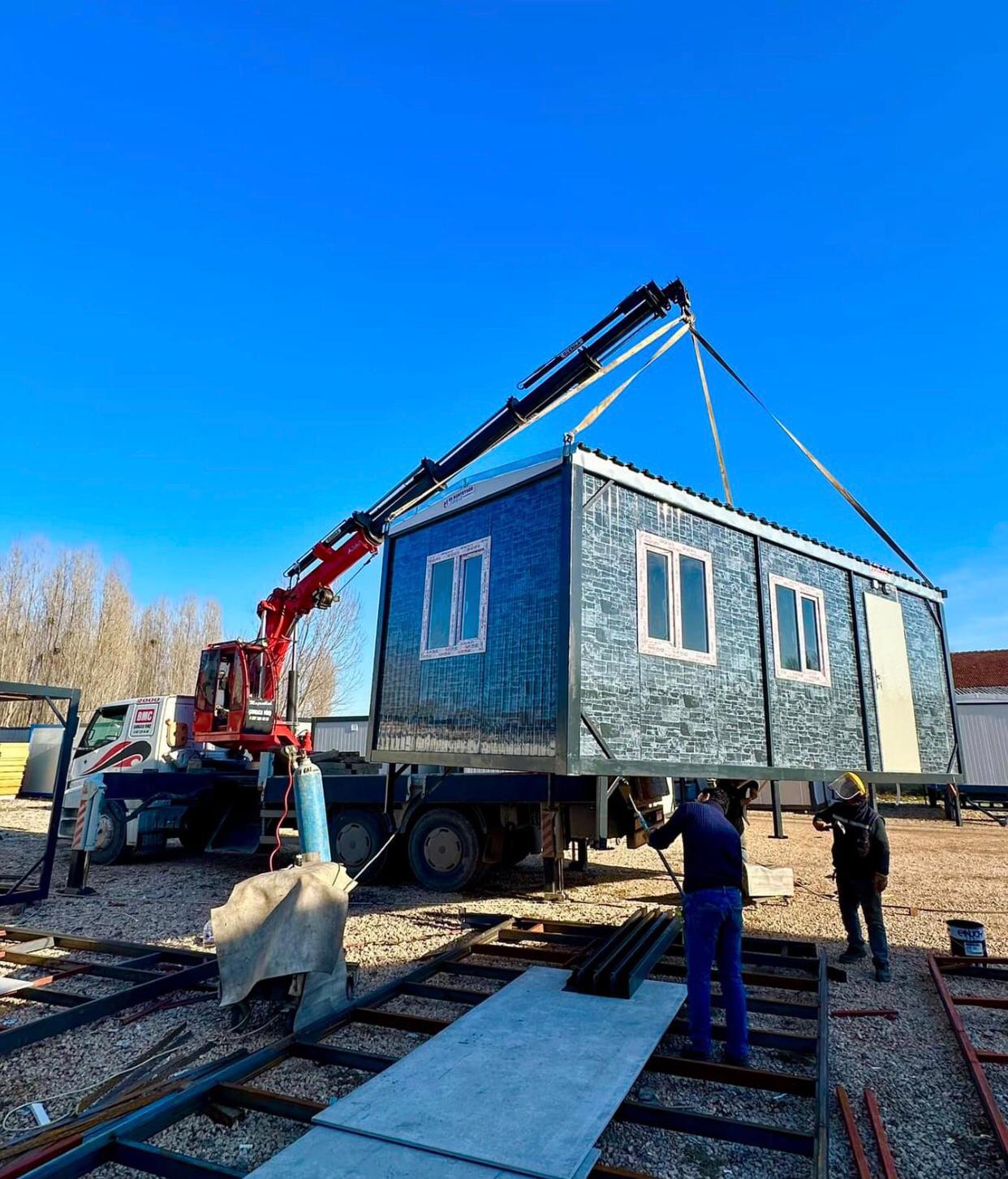 Eskişehir sepetli vinç kiralama işleri, kiralık vinç hizmeti, vinç kiralama işi yapanlar, mobil vinç kiralama, sepetli vinç kiralama hizmetleri verilmektedir.
Sepetli vinç kiralama işleri, kiralık vinç hizmetleri, mobil vinç kiralama ve sepetli vinç kiralama hizmetleri gibi geniş bir yelpazede faaliyet gösteren firmamız, müşterilerine güvenilir ve profesyonel vinç kiralama çözümleri sunmaktadır. Deneyimli operatörlerimiz ve modern ekipmanlarımızla, her türlü kaldırma ve taşıma ihtiyacını karşılamak için yanınızdayız. Mobil vinç kiralama hizmetleriyle taşınması zor olan yükleri güvenle taşırken, sepetli vinç kiralama hizmetleriyle de yüksek yerlere ulaşma ihtiyacını karşılıyoruz. Müşterilerimizin işlerini hızlı ve güvenli bir şekilde tamamlamalarına yardımcı olmak için kaliteli ve güvenilir hizmetler sunuyoruz. Profesyonel yaklaşımımız ve müşteri odaklı hizmet anlayışımızla, her projeye özel çözümler üretiyor ve müşteri memnuniyetini en üst seviyede tutmayı hedefliyoruz.