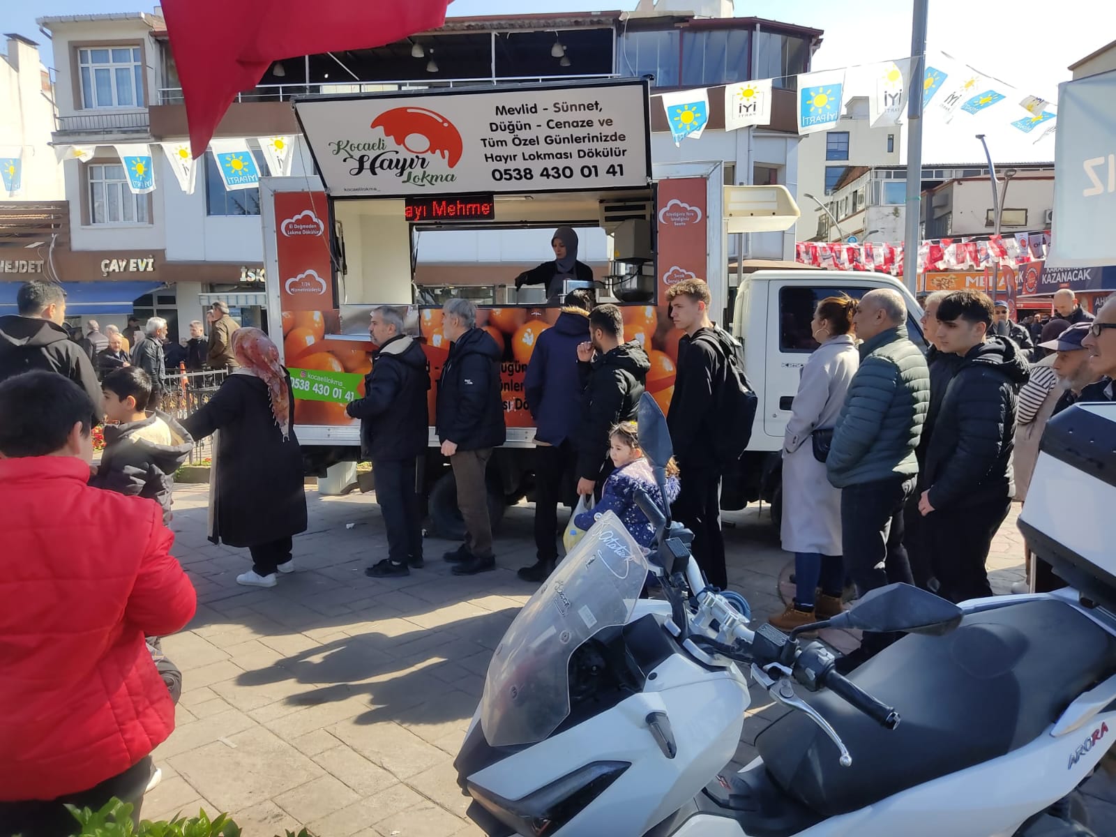 İzmit lokma tatlı satış işleri, lokma sipariş hizmeti, toplu lokma sipariş hizmeti, hayır lokması siparişi, mevlid lokmaları siparişi, sünnet lokmaları siparişi, düğün lokmaları satışı, düğün lokmalar sipariş hizmetleri verilmektedir. Tatlı bir lezzet, kalplerde tatlı izler bırakır! Lokmalarımızla her özel anınızı tatlandırmak için buradayız. Lokma tatlısının eşsiz tadını ve lezzetini yaşamak isteyenler için özenle hazırladığımız lokmalarımız, tazelik ve kaliteyi bir araya getiriyor. Hayırlı günlerde, mevlit ve sünnet merasimlerinde, düğün ve nişan törenlerinde tatlı bir anı bırakmak için lokma siparişlerinizi bizden alabilirsiniz. Toplu lokma siparişlerimizle de her türlü etkinliğinize lezzet katıyoruz. Profesyonel ekibimizle kaliteyi ve güveni bir araya getirerek size en iyi hizmeti sunuyoruz. Hayallerinizdeki tatlı anılar için bize ulaşın, unutulmaz lezzetlerin keyfini çıkarın!