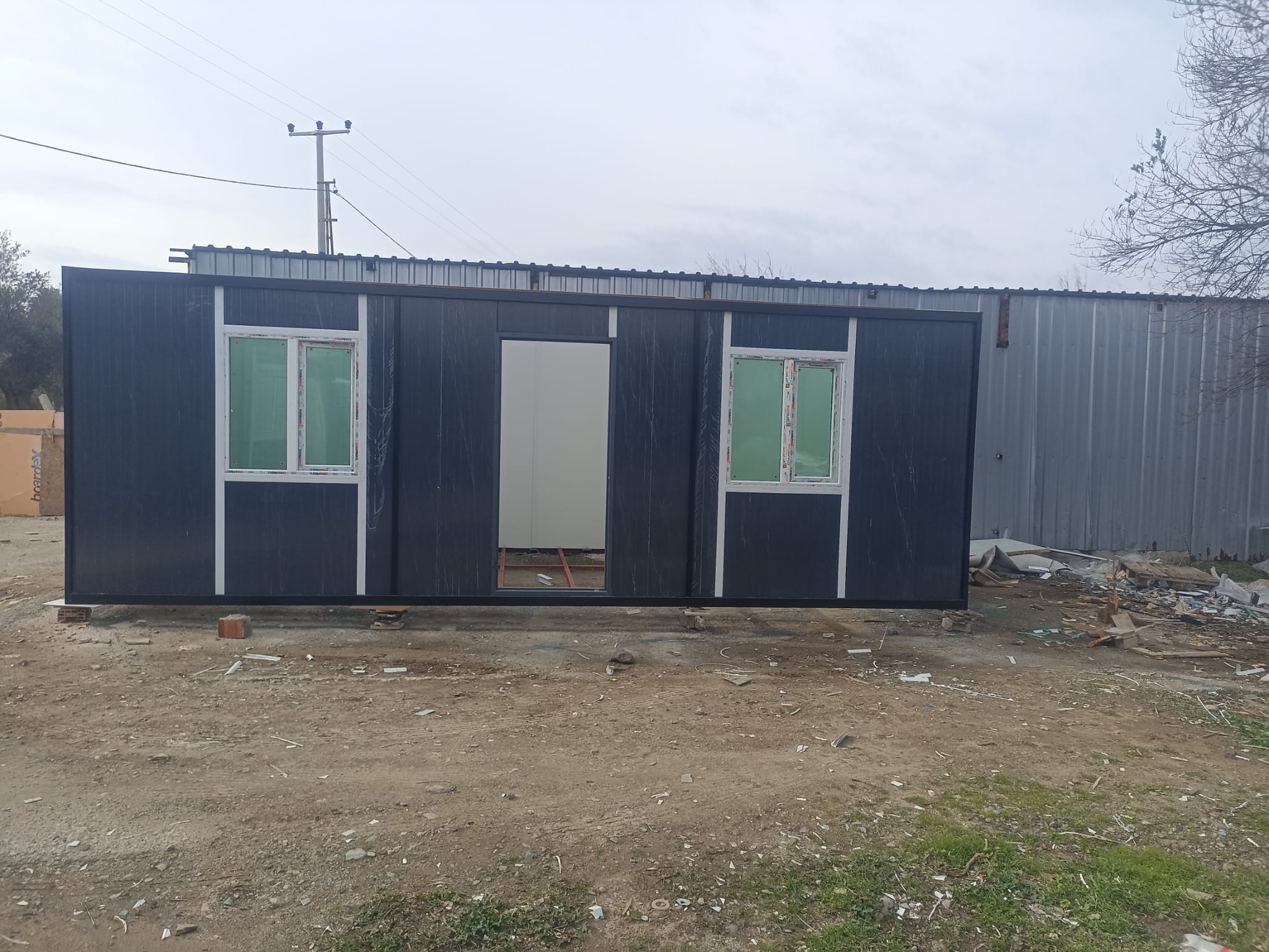 Burhaniye prefabrik yapı imalat işleri, konteyner imalat hizmeti, tiny house imalatı, çelik konstrüksiyon sistemleri imalatı, prefabrik yapı montajı, konteyner montaj hizmetleri verilmektedir.
Prefabrik yapı imalat işlerinden, konteyner imalat hizmetine, tiny house imalatı ve çelik konstrüksiyon sistemleri imalatına kadar geniş bir yelpazede hizmet sunan firmamız, modern ve dayanıklı yapılarla müşterilerinin ihtiyaçlarını karşılıyor. Uzman ekibimiz ve kaliteli malzemelerimizle, müşterilerimize özgün tasarımlar ve fonksiyonel çözümler sunuyoruz. Prefabrik yapı montajı ve konteyner montaj hizmetlerimizle de projelerinizi başarıyla tamamlamak için yanınızdayız. Güvenilir ve kaliteli hizmet anlayışımızla, müşterilerimizin memnuniyetini her zaman ön planda tutuyoruz. Projeleriniz için profesyonel destek ve çözümler için bizimle iletişime geçebilirsiniz.