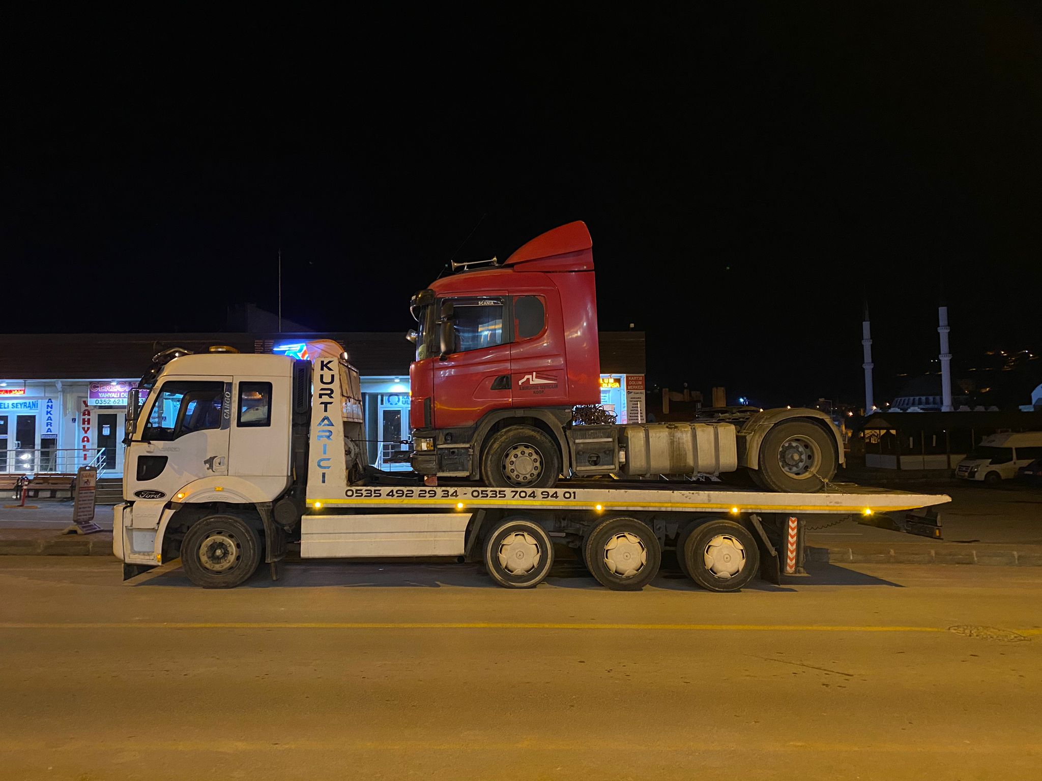 Kayseri Merkez 7/24 oto kurtarma işleri, 7/24 oto yol yardım hizmeti, 7/24 oto çekici, oto kurtarma işi yapanlar, vinç kiralama hizmeti, mobil vinç kiralama, günlük vinç kiralama, haftalık vinç kiralama, saatlik vinç kiralama hizmetleri verilmektedir. Sürpriz arıza durumlarında veya kazalarda, size anında yardım etmek için buradayız! 7 gün 24 saat hizmet veren oto kurtarma işlerimiz ve oto yol yardımı hizmetlerimiz, her türlü acil durumda size güvenilir ve etkili bir çözüm sunar. Aracınızın bozulması veya kaza yapması durumunda, profesyonel ekiplerimiz hızla olay yerine gelir ve aracınızı güvenli bir şekilde çeker, servise ulaştırır. Oto çekici hizmetimiz, her türlü araç için uygun çekici seçenekleri sunar. Küçük araçlardan ticari araçlara kadar geniş bir yelpazede çekici araçlarımız mevcuttur, böylece her türlü durumda size yardımcı olabiliriz. Ayrıca, vinç kiralama hizmetlerimizle de işlerinizde size destek oluyoruz. Mobil vinç kiralama, günlük vinç kiralama, haftalık vinç kiralama ve hatta saatlik vinç kiralama seçeneklerimizle her türlü ihtiyacınıza yanıt verebiliyoruz. Modern ve güvenilir ekipmanlarımızla, işlerinizi hızlı ve verimli bir şekilde halletmenize yardımcı oluyoruz. Müşteri memnuniyeti odaklı yaklaşımımız ve uzman ekibimizle, her zaman size en kaliteli hizmeti sunmayı taahhüt ediyoruz. Siz sıkıntıda olduğunuzda, biz sizi rahatlatacağız. İhtiyaçlarınız için bize güvenebilirsiniz, biz her zaman yanınızdayız!