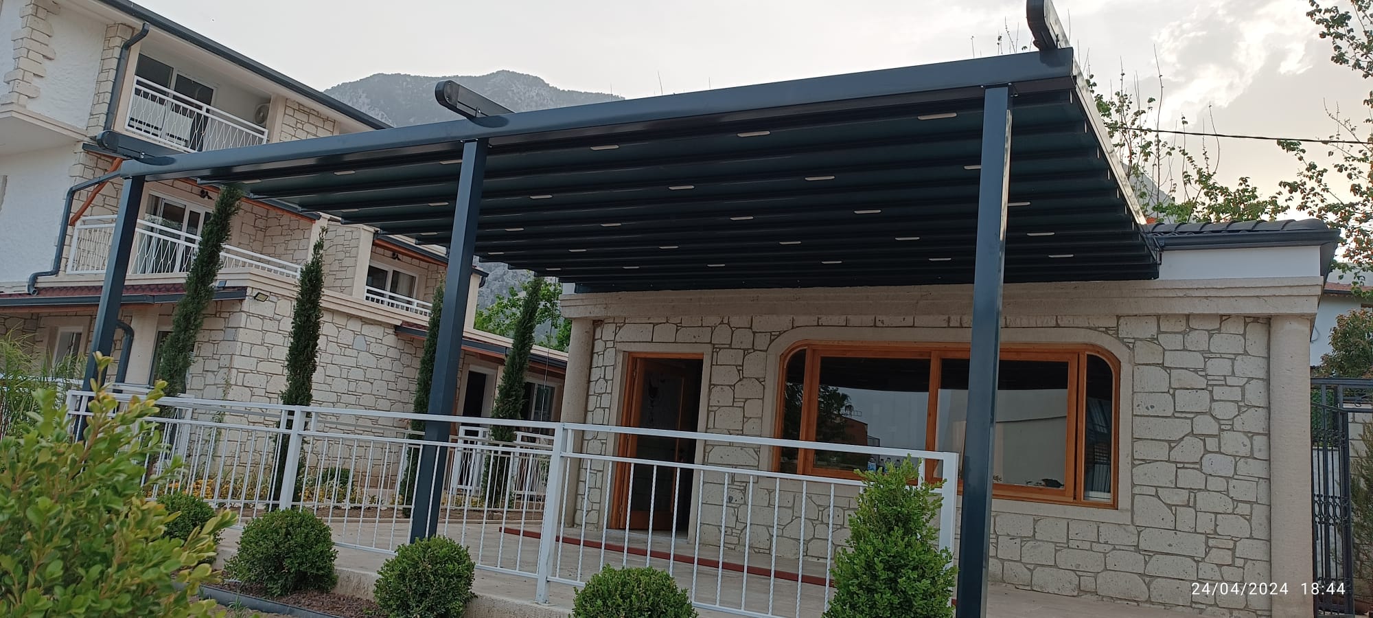 Antalya Kepez cam balkon sistemleri imalat işleri, tente imalat hizmeti, motorlu panjur imalat hizmeti, bioklimatik sistemleri imalatı, körüklü tente imalatı, lotus pergola sistemleri imalatı, mafsallı tente imalatı, giyotin cam sistemleri imalatı, cam balkon sistemleri montaj hizmetleri verilmektedir. Mevcut yaşam alanlarınızı daha işlevsel hale getirmek ve dış etkenlerden korumak için geniş bir ürün yelpazesi sunuyoruz. Cam balkon sistemleri imalatı, giyotin cam sistemleri imalatı ve cam balkon sistemleri montaj hizmetleriyle, dış mekânlarınızı rahatlıkla kullanabileceğiniz estetik ve dayanıklı çözümler sunuyoruz. Tente imalatı, motorlu panjur imalat hizmeti, bioklimatik sistemleri imalatı, körüklü tente imalatı ve mafsallı tente imalatı gibi ürünlerle de mekânlarınızı güneş ışınlarından, yağmur ve rüzgârdan koruyarak konforlu bir ortam oluşturuyoruz. Uzman ekibimiz ve kaliteli malzemelerimizle, yaşam alanlarınıza değer katmak için buradayız. İhtiyaçlarınıza uygun çözümler için bizimle iletişime geçin.