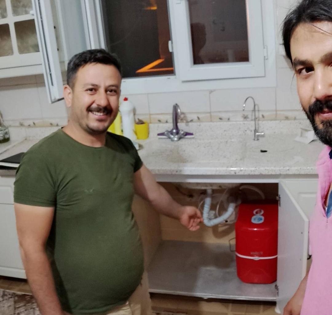 Antakya su arıtma cihazı satış işleri, su cihazı bakım onarımı, su arıtma cihazı montajı, su arıtma cihazı filtre değişimi, su arıtma cihazı yedek parça satış hizmetleri verilmektedir. Firmamız, su arıtma cihazı satış işleri konusunda sektörün önde gelen isimlerinden biri olarak, suyunuzu temiz ve güvenli hale getirmek için geniş bir hizmet yelpazesi sunmaktadır. Su arıtma cihazlarının satışında kalite ve güvenilirlikten ödün vermeden, en son teknoloji ürünlerle hizmet vermekteyiz. Satışını gerçekleştirdiğimiz su arıtma cihazları, her türlü ev ve iş yeri ihtiyacına uygun olarak tasarlanmış olup, yüksek performans ve dayanıklılık garantisi sunar. 
Bunun yanı sıra, su arıtma cihazı bakım ve onarımı konusunda da uzman ekibimizle yanınızdayız. Cihazlarınızın düzenli bakımları ve gerektiğinde yapılacak onarımları, profesyonel teknik ekibimiz tarafından özenle gerçekleştirilir. Su arıtma cihazlarının verimli çalışabilmesi için filtre değişimleri büyük önem taşımaktadır. Firmamız, bu konuda da sizlere zamanında ve etkili çözümler sunarak, suyunuzun sürekli temiz ve sağlıklı olmasını sağlar. Ayrıca, su arıtma cihazı montajı hizmetimizle, yeni satın aldığınız cihazların kurulumunu hızlı ve doğru bir şekilde yapmaktayız. Montaj sırasında dikkat edilen detaylar sayesinde, cihazlarınızın performansı ve uzun ömürlü kullanımı garanti altına alınır. Yedek parça ihtiyacınız olduğunda da firmamız yanınızdadır. Su arıtma cihazı yedek parça satış hizmetleri ile, cihazınızın ihtiyaç duyduğu tüm parçaları temin ederek, arızaların hızlı bir şekilde giderilmesini sağlarız. Bu sayede, su arıtma cihazınızın performansını ve kullanım ömrünü maksimum seviyede tutabilirsiniz. Müşteri memnuniyetini her zaman ön planda tutan firmamız, su arıtma cihazı satış ve servis hizmetlerinde size en iyi deneyimi sunmayı hedeflemektedir. Profesyonel ekibimiz, her türlü sorunuza yanıt vermek ve ihtiyaçlarınıza en uygun çözümleri sunmak için daima hazırdır. Temiz ve güvenilir suya erişiminizi sağlamak için buradayız, su arıtma cihazları konusunda her türlü ihtiyacınızda yanınızda olmayı taahhüt ediyoruz.
