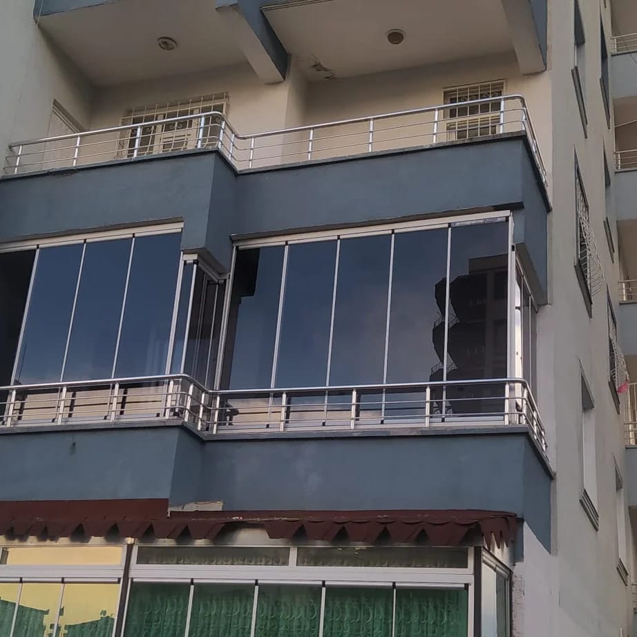 Kayapınar giyotin cam sistemleri imalat işleri, cam balkon sistemleri imalatı, duşakabin imalatı, alüminyum doğrama işi yapanlar, alüminyum korkuluk imalatı, küpeşte sistemleri imalatı, katlanır cam balkon imalatı, ısıcamlı cam balkon imalatı, menfez uygulama hizmetleri verilmektedir.
Giyotin cam sistemleri imalatından cam balkon sistemleri imalatına, duşakabin imalatından alüminyum doğrama işlerine kadar geniş bir yelpazede hizmet sunan firmamız, alüminyum korkuluk ve küpeşte sistemleri imalatıyla da öne çıkmaktadır. Katlanır cam balkon ve ısıcam teknolojisiyle üretilmiş cam balkonlar gibi yenilikçi ürünlerle birlikte, menfez uygulama hizmetlerinde de uzmanlaşmış bulunmaktayız. Deneyimli ve uzman ekibimizle birlikte, müşterilerimizin ihtiyaçlarına uygun çözümler sunarak, estetik ve fonksiyonelliği bir arada sunuyoruz. Kaliteli malzemeler ve işçilikle birleşen hizmetlerimizle, müşterilerimizin memnuniyetini sağlamak için çaba gösteriyoruz. Evinizi veya işyerinizi güzelleştirmek, modern ve dayanıklı çözümlerle donatmak istiyorsanız, bizimle iletişime geçin ve size özel çözümlerimizden faydalanın!