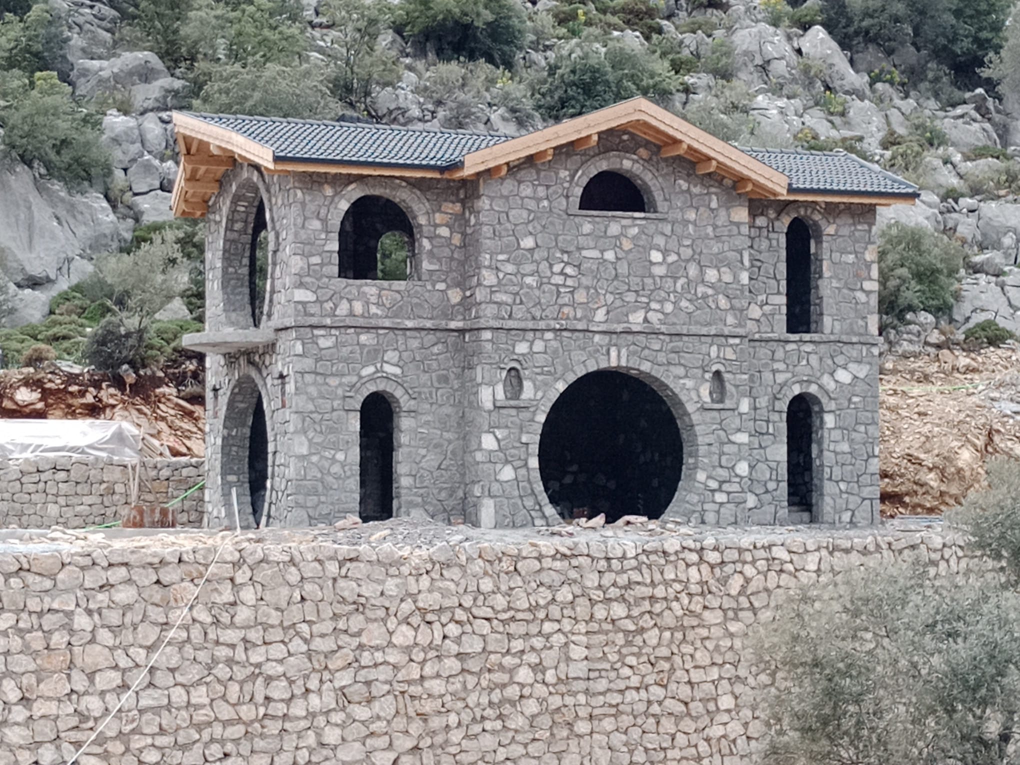 Fethiye taş şömine yapım işleri, taş ev yapım hizmeti, taş dekorasyon işi yapanlar, taş villa yapımı, taş yapı dekorasyonu, çevre düzenleme hizmetleri verilmektedir. Taş şömine yapım işleri, taş ev yapım hizmeti, taş dekorasyon işi yapanlar, taş villa yapımı, taş yapı dekorasyonu ve çevre düzenleme hizmetleri alanlarında uzmanız. Doğal taşın estetik ve dayanıklı özelliklerini kullanarak, müşterilerimize benzersiz ve kaliteli yaşam alanları sunuyoruz. Taş şömine yapımında, özgün tasarımlar ve sağlam yapım teknikleriyle sıcak ve şık mekanlar oluşturuyoruz. Taş ev yapım hizmetimizde, geleneksel mimariyle modern konforu birleştirerek müşterilerimize rüya evler inşa ediyoruz. Taş dekorasyon işlerinde uzman ekibimiz, iç ve dış mekanları doğal taşların estetik ve dayanıklı dokusuyla tasarlıyor. Taş villa yapımında, lüks ve konforu bir arada sunan özel projeler üretiyoruz. Taş yapı dekorasyonunda, müşterilerimizin beklentilerini karşılayacak özgün ve göz alıcı tasarımlar ortaya koyuyoruz. Ayrıca, çevre düzenleme hizmetlerimizle, yaşam alanlarınızı doğayla uyumlu ve estetik bir şekilde düzenliyoruz. Müşteri memnuniyetini ön planda tutarak, her projede kaliteli ve profesyonel hizmet sunmaktan gurur duyuyoruz. İhtiyaçlarınız için bize ulaşın, size özel çözümler sunmaktan memnuniyet duyarız.