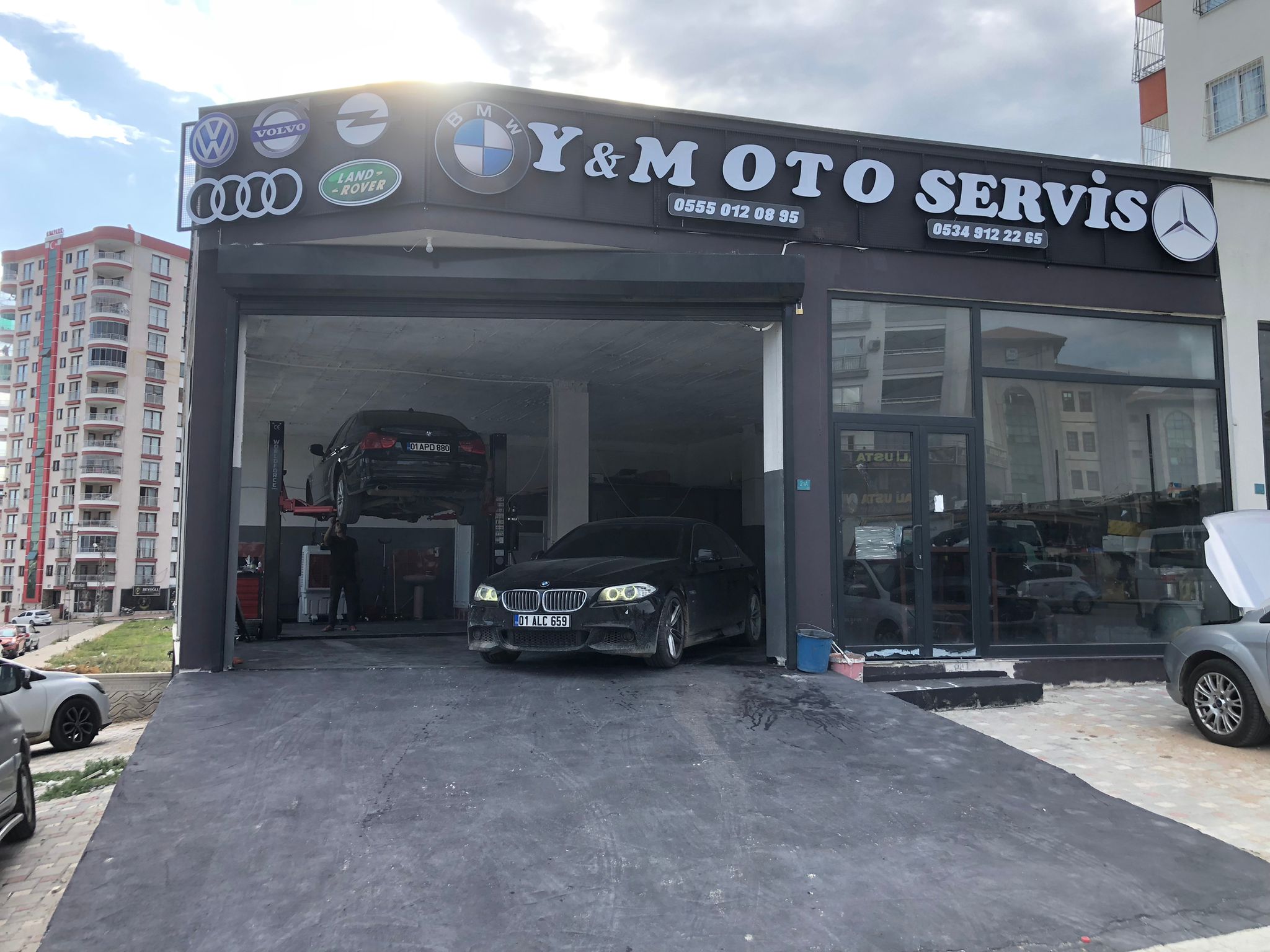 adana sarıçamda hizmet veren firmamız BMW,AUDİ,LAND ROVER,MERCEDES,VOLVO ve OPEL' in yetkili servisliğini yapmaktadır. Aracınızda meydana gelebilecek her türlü mekanik, motor, elektrik ve kronik sorunları özel ekipmanımız ve tecrübemiz sayesinde hızlı bir şekilde bulup onarımını sağlıyoruz. Tarafımızdan almış olduğunuz hizmet en uygun şekilde verilmektedir. Arızası bulunamayan veya yüksek maliyetli arızaları tarafımıza göstermenizi öneririz. Herkesi iş yerimize bekleriz.