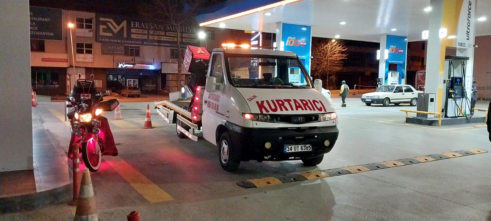 Ankara Merkez 7/24 oto yol yardım işleri, oto kurtarma işi yapanlar, 7/24 oto çekici hizmeti, 7/24 oto kurtarma, şehir içi yol yardım hizmeti, şehirlerarası oto kurtarma hizmetleri verilmektedir. Firmamız, 7 gün 24 saat kesintisiz oto yol yardımı ve kurtarma hizmetleri sunarak müşterilerimize güvenilir bir çözüm ortağı olmayı amaçlamaktadır. Profesyonel ekiplerimiz ve son teknoloji ekipmanlarımızla donatılmış araçlarımızla, oto kurtarma işlerinde uzmanlaşmış durumdayız. Şehir içi ve şehirlerarası oto kurtarma hizmetleriyle, acil durumlarda araçlarınızı en güvenli şekilde taşımak için hızlı ve etkili çözümler sunuyoruz. Ayrıca, şehir içi yol yardım hizmetleriyle aracınızın her türlü sorununda yanınızdayız. Müşteri memnuniyetini her zaman ön planda tutarak, profesyonel ve dostane hizmet sunmayı ilke ediniyoruz. Acil durumlarda anında müdahale ederek, müşterilerimizin güvenliğini ve memnuniyetini sağlamak için çabalıyoruz. Oto kurtarma ve yol yardımı konusundaki ihtiyaçlarınızı karşılamak için güvenilir ve uzman bir ekiple buradayız. Size en kaliteli hizmeti sunmak ve güvenliğinizi sağlamak için her zaman hazırız.