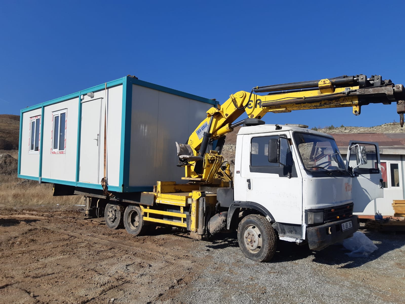 Çankırı Merkez makaslı monlift kiralama işleri, günlük vinç kiralama hizmeti, vinç kiralama işi yapanlar, sepetli vinç kiralama, mobil vinç kiralama, haftalık vinç kiralama, konteyner alım satımı, sıfır konteyner alım satımı, 2.el konteyner alım satım hizmetleri verilmektedir.
Geniş bir filo ve çeşitli hizmetlerle inşaat ve taşımacılık projelerinizde yanınızdayız! Makaslı monlift kiralama, günlük vinç kiralama, sepetli vinç kiralama, mobil vinç kiralama gibi çeşitli vinç kiralama seçenekleriyle ihtiyacınıza uygun çözümler sunuyoruz. Haftalık vinç kiralama seçeneğiyle de uzun vadeli projelerinizde size destek oluyoruz. Ayrıca, konteyner alım satımı konusunda da geniş bir hizmet yelpazemiz bulunmaktadır. Sıfır ve ikinci el konteyner alım satım hizmetlerimizle, ihtiyaçlarınıza uygun ve güvenilir konteynerler temin ediyoruz. Deneyimli ve uzman ekibimizle her adımda size destek olmaktan memnuniyet duyarız. Projelerinizde kaliteli ekipmanlar ve güvenilir hizmetler için bize ulaşın, size en uygun çözümleri sunalım.