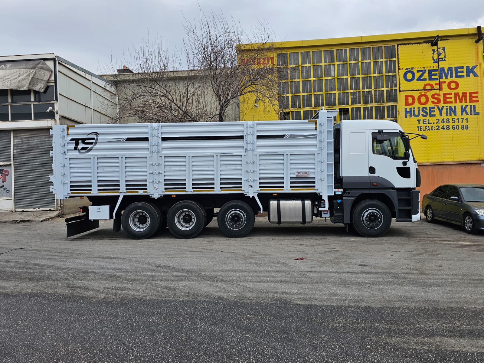 Konya Selçuklu dorse imalat işleri, treyler imalatı, damper imalat hizmeti, karoser imalatı, damper montajı, dorse tamir onarımı, karoser bakım onarım hizmetleri verilmektedir. Dorse imalat işleri, treyler imalatı, damper imalat hizmeti, karoser imalatı, damper montajı, dorse tamir onarımı ve karoser bakım onarım hizmetleri gibi geniş bir yelpazede uzmanlaşmış bir ekibiz. Deneyimli personelimiz ve ileri teknoloji ekipmanlarımızla, müşterilerimizin ihtiyaçlarına en uygun çözümleri sunmaya odaklanıyoruz. Her bir projede kaliteyi ve güveni ön planda tutarak, dorse ve karoser ihtiyaçlarınızı karşılamak için buradayız. Güvenilir ve dayanıklı ürünlerimizle, taşımacılık sektöründe size en iyi hizmeti sunmayı amaçlıyoruz. Size özel çözümlerimiz ve profesyonel yaklaşımımızla, işinizin her aşamasında yanınızdayız.