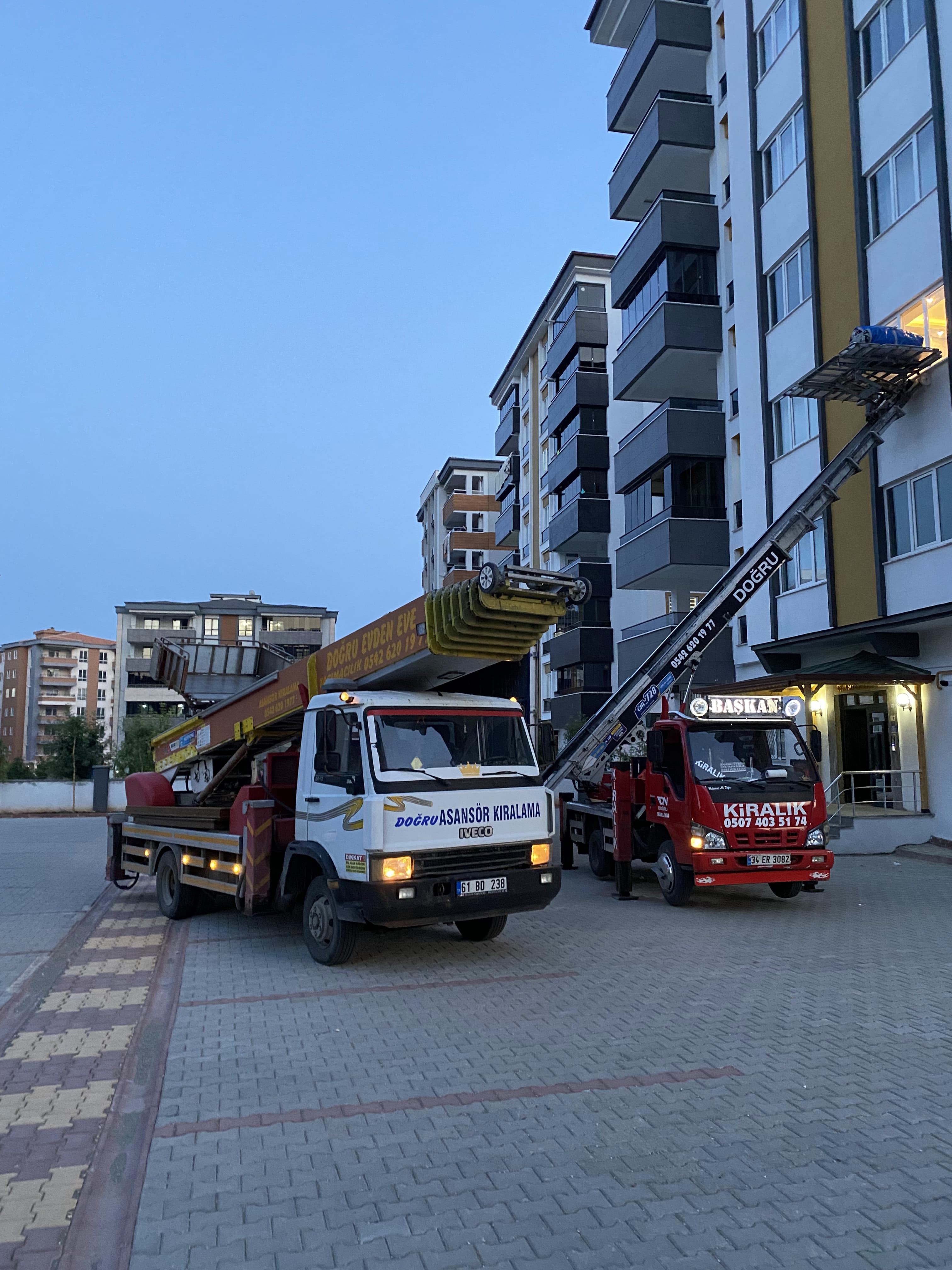 Gaziantep Şehitkamil asansörlü nakliyat işleri, evden eve nakliyat hizmeti, nakliyat işi yapan firmalar, asansör kiralama, yük taşıma, iş yeri taşıma, ofis taşıma, ev taşıma, ambalajlı ev taşıma hizmeti, mobilya montaj demontaj hizmetleri verilmektedir.
Asansörlü nakliyat hizmetlerimizle evden eve taşımacılıkta konforu ve güveni bir araya getiriyoruz. Profesyonel ekibimiz ve son teknoloji asansör ekipmanlarımızla, eşyalarınızı hızlı, güvenli ve sorunsuz bir şekilde taşıyoruz. Nakliyat işi yapan firmalar arasında öncü konumdayız ve müşterilerimize her adımda destek oluyoruz. Asansör kiralama hizmetimizle yüksek katlı binalarda dahi kolayca taşıma yapıyoruz. Ev taşıma, iş yeri taşıma ve ofis taşıma gibi ihtiyaçlarınızda profesyonel ekibimizle yanınızdayız. Ambalajlı ev taşıma hizmetimizle eşyalarınızı özenle paketleyip taşıyoruz, böylece her türlü hasardan korunmasını sağlıyoruz. Mobilya montaj ve demontaj hizmetlerimizle eşyalarınızın güvenliğini ve sağlamlığını garanti altına alıyoruz. Müşteri memnuniyetini ön planda tutarak, her taşıma işleminde profesyonellik ve özenle hareket ediyoruz.