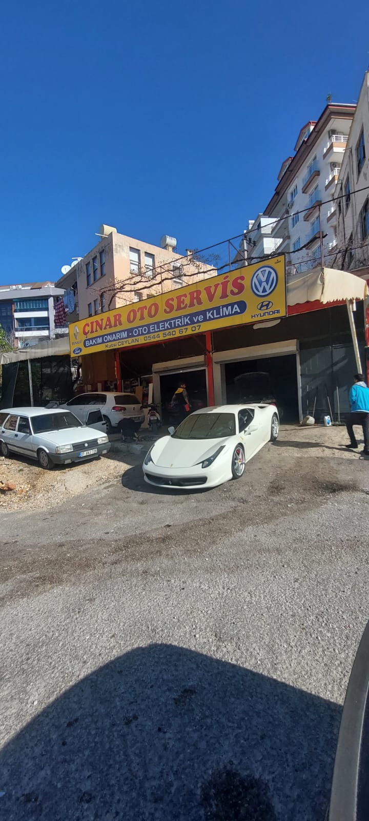 Alanya oto elektrik arıza onarım işleri, oto özel teknik servis hizmeti, oto bakım onarımı, oto arıza onarımı, oto klima bakım onarımı, oto ısıtma sistemleri arıza onarım hizmetleri verilmektedir. 
Aracınızın elektrik sistemlerinde uzman teknik servisimizle güvenilir çözümler sunuyoruz! Oto elektrik konusunda her türlü sorununuzu çözmek için donanımlı ekibimizle buradayız. Aracınızın elektrik aksamında yaşadığınız her türlü sorunu teşhis ediyor, profesyonel ve hızlı bir şekilde onarımını gerçekleştiriyoruz. Akünün değişiminden, kablo bağlantılarına, far ve stop lambalarının tamiratına kadar geniş bir hizmet yelpazemiz bulunmaktadır. Aracınızın güvenliği ve performansı için her detayı titizlikle ele alıyor, siz değerli müşterilerimize güvenilir ve kaliteli hizmet sunmayı hedefliyoruz. Siz de aracınızın elektrik sistemleriyle ilgili herhangi bir sorun yaşadığınızda bize ulaşın, profesyonel ekibimizle sizlere yardımcı olmaktan mutluluk duyarız.