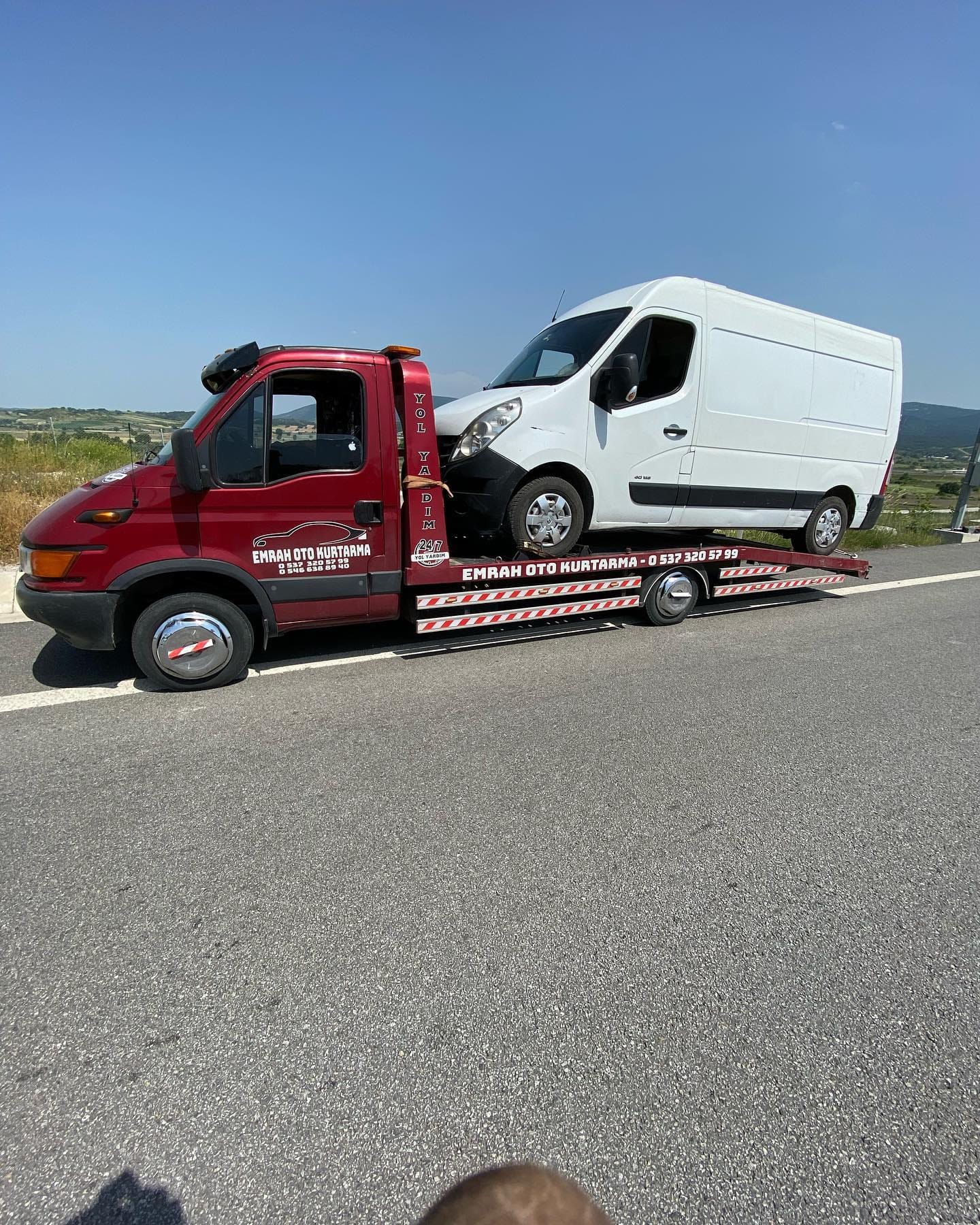 Balıkesir Susurluk şehirlerarası yol yardım işleri, 7/24 oto kurtarma işi yapanlar, 7/24 araç çekme hizmeti, şehir içi yol yardım hizmeti, oto kaportacı, oto kaporta onarım hizmeti, oto tamir onarımı, oto göçük onarımı, boyasız göçük onarım hizmetleri verilmektedir.
Müşterilerimizin araçlarıyla ilgili herhangi bir sorun yaşadıklarında güvenilir bir çözüm bulmalarını sağlamak için şehirlerarası yol yardımı ve oto kurtarma hizmetleri sunuyoruz. Aracınızın herhangi bir yerde arıza yapması durumunda, 7/24 hızlı bir şekilde yanınızda olup aracınızı güvenli bir şekilde çekiyor ve tamirhane veya istediğiniz yere taşıyoruz. Ayrıca, oto kaporta ve onarım hizmetleri sunarak aracınızın hasarını kısa sürede onarıyoruz. Aracınızın dış görünümünü ilk günkü gibi yenilemek için profesyonel ekiplerimizle çalışıyoruz. Göçüklerinizi boyasız bir şekilde onarıyor, aracınızın estetik ve değerini koruyoruz. Her türlü tamir ve bakım ihtiyacınıza cevap verebilecek deneyimli ve uzman personelimizle hizmetinizdeyiz. Müşteri memnuniyetini ön planda tutarak her aşamada sizinle iletişimde kalıyor ve ihtiyaçlarınıza özel çözümler sunuyoruz. Sizin için en uygun ve güvenilir hizmeti sağlamak için sürekli olarak kendimizi geliştiriyor ve yenilikleri takip ediyoruz. Aracınızın güvenliği ve konforu bizim için önemlidir.