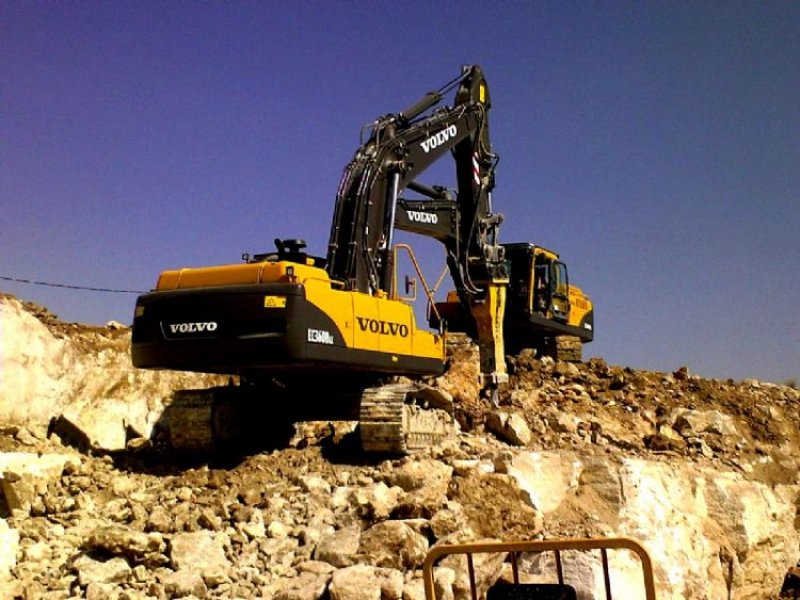 Kahramanmaraş Dulkadiroğlu temel kazı uygulama işleri, hafriyat işi yapanlar, kazı dolgu uygulama, çevre düzenleme hizmeti, bina yıkım kırım hizmeti, kentsel dönüşüm yıkımı, arazi temizleme, tesviye uygulama hizmetleri verilmektedir.
Deneyimli ve donanımlı ekibimizle, her türlü inşaat ve peyzaj projenize destek oluyoruz. Temel kazı ve hafriyat işlerinde güvenilir ve verimli çözümler sunarak projenizi zamanında tamamlamanıza yardımcı oluyoruz. Kazı dolgu uygulamalarında, çevre düzenleme projelerinde ve arazi temizleme işlerinde en son teknoloji ve yöntemleri kullanarak müşteri memnuniyetini ön planda tutuyoruz. Bina yıkım kırımı ve kentsel dönüşüm yıkımı konularında da güvenli ve kontrollü bir şekilde çalışarak çevreye ve insan sağlığına zarar vermeden işlerinizi gerçekleştiriyoruz. Arazi tesviyesi ve düzenlemesi konusunda da titizlikle çalışarak istediğiniz sonuca ulaşmanızı sağlıyoruz. Profesyonel ekibimizle size en uygun çözümleri sunmak için buradayız. İhtiyaçlarınıza yönelik detaylı bilgi almak ve teklif almak için bize ulaşın, size yardımcı olmaktan memnuniyet duyarız.