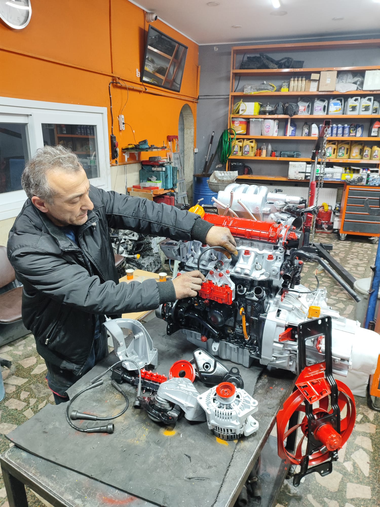 Sultangazi oto tamir onarım işleri, oto özel bakım servisi, oto mekanik arıza onarımı, oto arıza tespiti, oto periyodik bakım hizmeti, oto yedek parça satışı, parça değişim hizmeti, oto şanzıman onarım hizmetleri verilmektedir.
Oto tamir ve bakım işlerinde uzman ekibimizle araçlarınızı güvenle bize emanet edebilirsiniz. Oto özel bakım servisimiz, araçlarınızın ihtiyaç duyduğu bakımı en titiz şekilde gerçekleştirirken, oto mekanik arıza onarımında uzman teknisyenlerimiz aracınızın her türlü mekanik sorununu çözüme kavuşturuyor. Oto arıza tespiti için kullandığımız son teknoloji ekipmanlar sayesinde aracınızdaki sorunları hızlı ve doğru bir şekilde belirleyip çözüme kavuşturuyoruz. Oto periyodik bakım hizmetimizle aracınızın uzun ömürlü olmasını sağlarken, gerekli bakım ve kontrol işlemlerini zamanında ve eksiksiz olarak gerçekleştiriyoruz. Oto yedek parça satışında geniş ürün yelpazemizle aracınızın ihtiyaç duyduğu her parçayı temin ediyor, uzman ekiplerimiz aracınıza en uygun parçaları güvenle monte ediyor. Oto şanzıman onarım hizmetlerimizle de aracınızın vites sistemiyle ilgili yaşadığı her türlü sorunu tecrübeli ellerimizle çözüyoruz. Size güvenli ve konforlu sürüş deneyimi sunmak için buradayız.