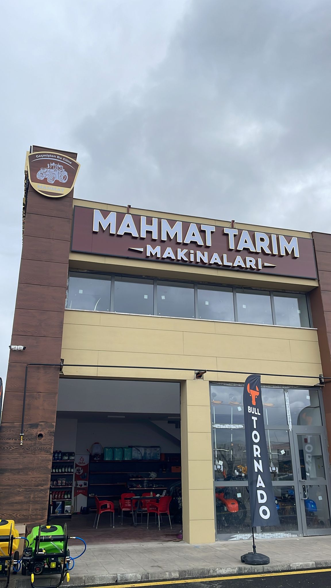 Malatya Geneli tarım makinaları alım satım işleri, tarım makinaları satışı, tarım makinaları yedek parça satışı, kültivatör satışı, ilaçlama makinaları satışı, ot biçme makinaları satış hizmetleri verilmektedir. Tarım makineleri alım satım işleri, tarım makineleri satışı, tarım makineleri yedek parça satışı, kültivatör satışı, ilaçlama makineleri satışı ve ot biçme makinaları satışı gibi geniş bir yelpazede hizmet sunuyoruz. Tarım sektöründe ihtiyaç duyulan her türlü makineyi en uygun fiyatlarla sağlıyoruz. Müşterilerimize kaliteli ve güvenilir makineler sunmak için sektördeki önde gelen markaların ürünlerini temin ediyoruz. Ayrıca, tarım makineleri için yedek parça hizmeti de sunarak, müşterilerimizin makinalarının sürekli olarak verimli bir şekilde çalışmasını sağlıyoruz. Kültivatör, ilaçlama makineleri ve ot biçme makineleri gibi özel ihtiyaçlara yönelik çeşitli makineleri de müşterilerimize sunuyoruz. Uzman ekibimiz ve geniş ürün yelpazemizle, tarım sektöründeki her türlü ihtiyaca cevap veriyoruz. Müşteri memnuniyetini ön planda tutarak, kaliteli ürünler ve güvenilir hizmet anlayışımızla sektördeki lider konumumuzu koruyoruz.